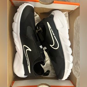 ***BRAND NEW IN BOX*** Nike Flex runner 2 running shoe for kids size 3.